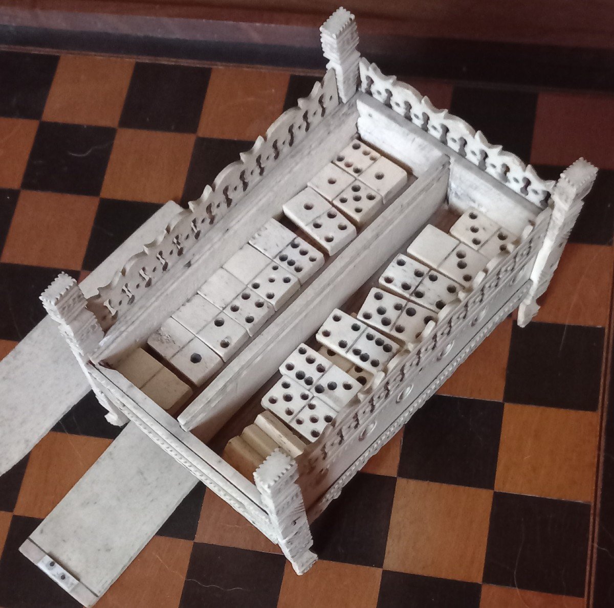 Domino Game In Its Bone Box - Pontoon Work-photo-4