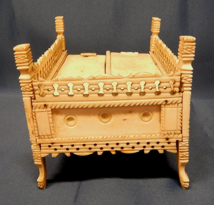 Domino Game In Its Bone Box - Pontoon Work