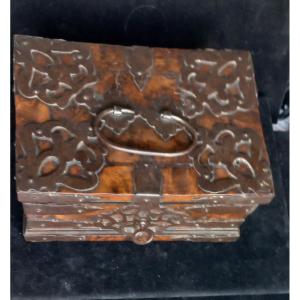 Coffret En Bois garni de pentures en fer