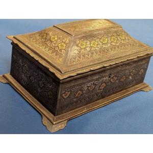 Coffret indo-persan En fer Damasquiné 