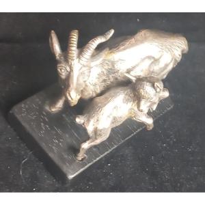 Chèvre suitée en bronze argenté 