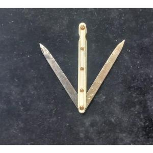 Couteau à la Berge du XVIIIE  siècle  en ivoire et De Voyage