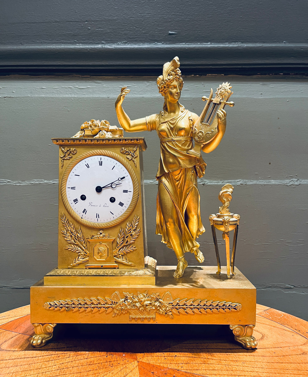 Pendule Empire Bauve à Paris. Muse en bronze doré athénienne - pot à feu XIXème