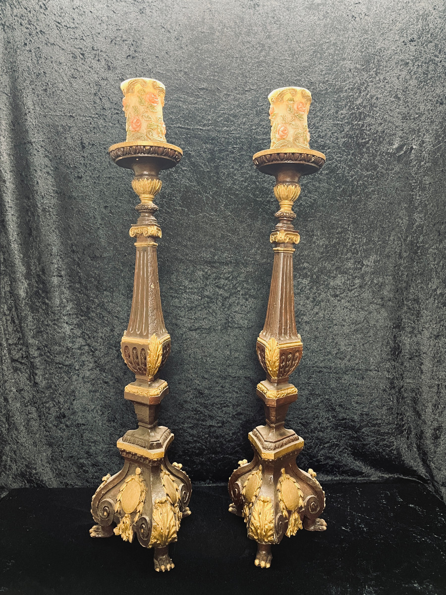 Paire de piques-cierges Bougeoirs en bois sculpté et polychromé d'époque XIX°