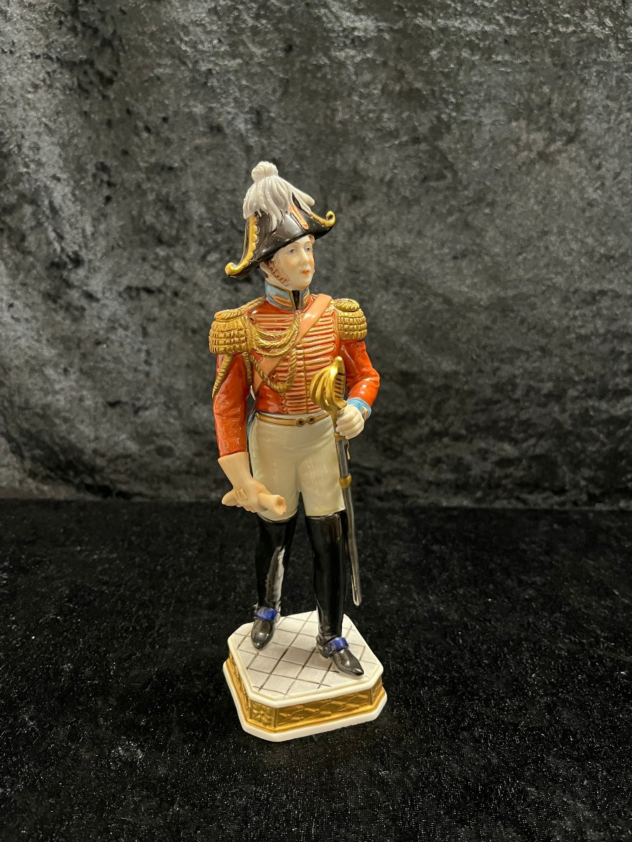 Figurine officier allemand en porcelaine de Volkstedt-photo-1