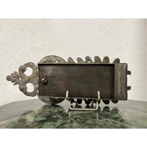 Serrure d’armoire Alsace - Vallée du Rhin XVII ou XVIII° - gravure «érotique»