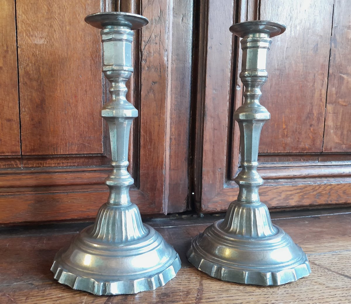 Paire de Bougeoirs d'Epoque Louis XV en Etain