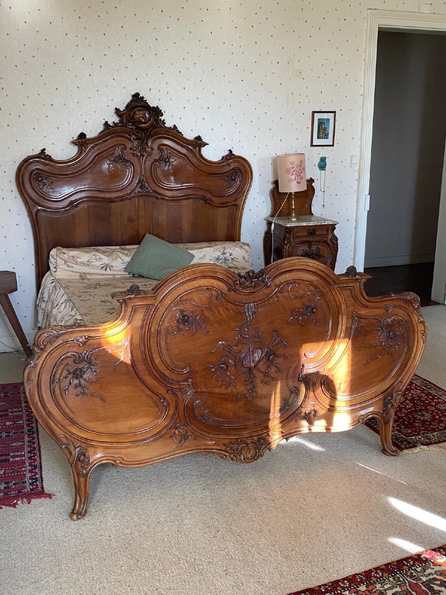 lit en noyer sculpté de style Louis XV – époque XIXe siècle