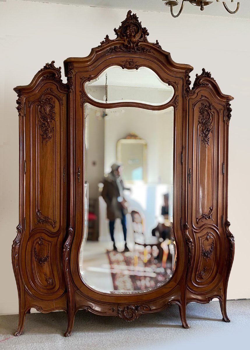 Armoire à glace en noyer sculpté de style Louis XV – XIXe siècle