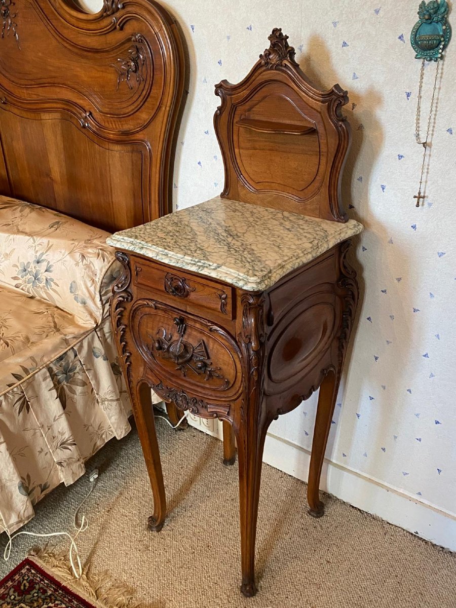 Table de chevet en noyer sculpté et marbre, style Louis XV – XIXe siècle