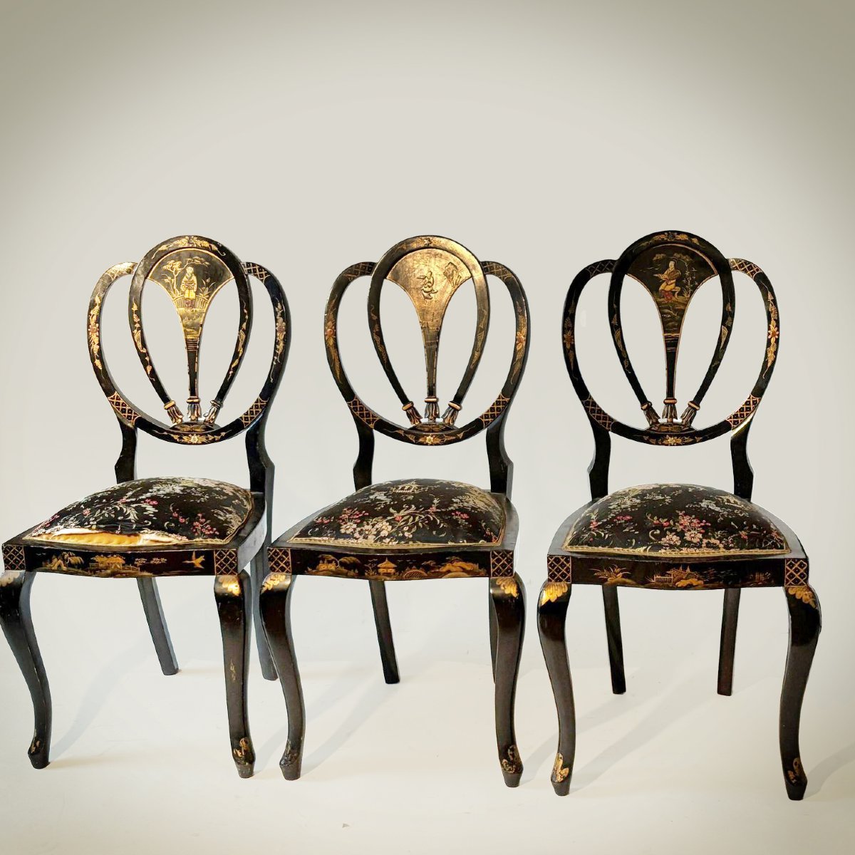 Suite de trois chaises Napoléon III en bois noirci à décor japonisant – XIXe siècle