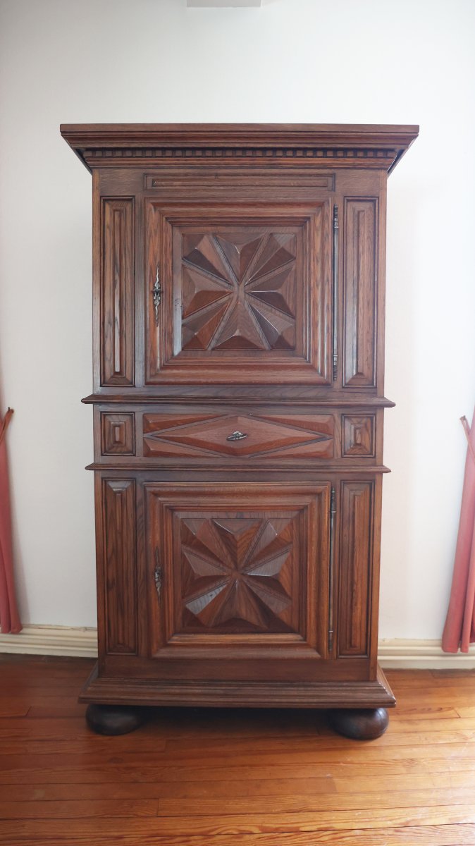 Buffet haut de style Louis XIII – Travail artisanal du XXe siècle
