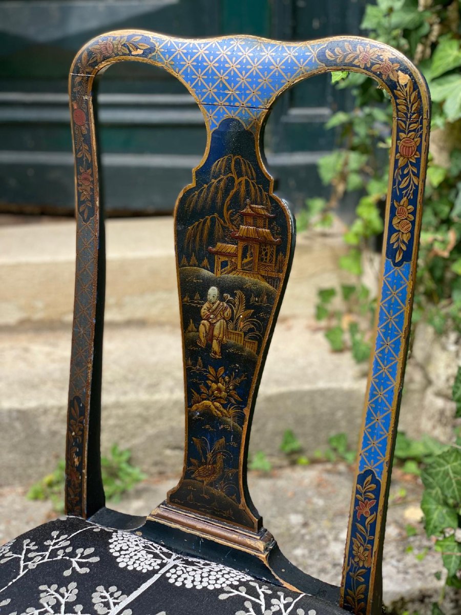 Paire de chaises à décor japonisant – Bois laqué noir et or – XIXe / début XXe siècle