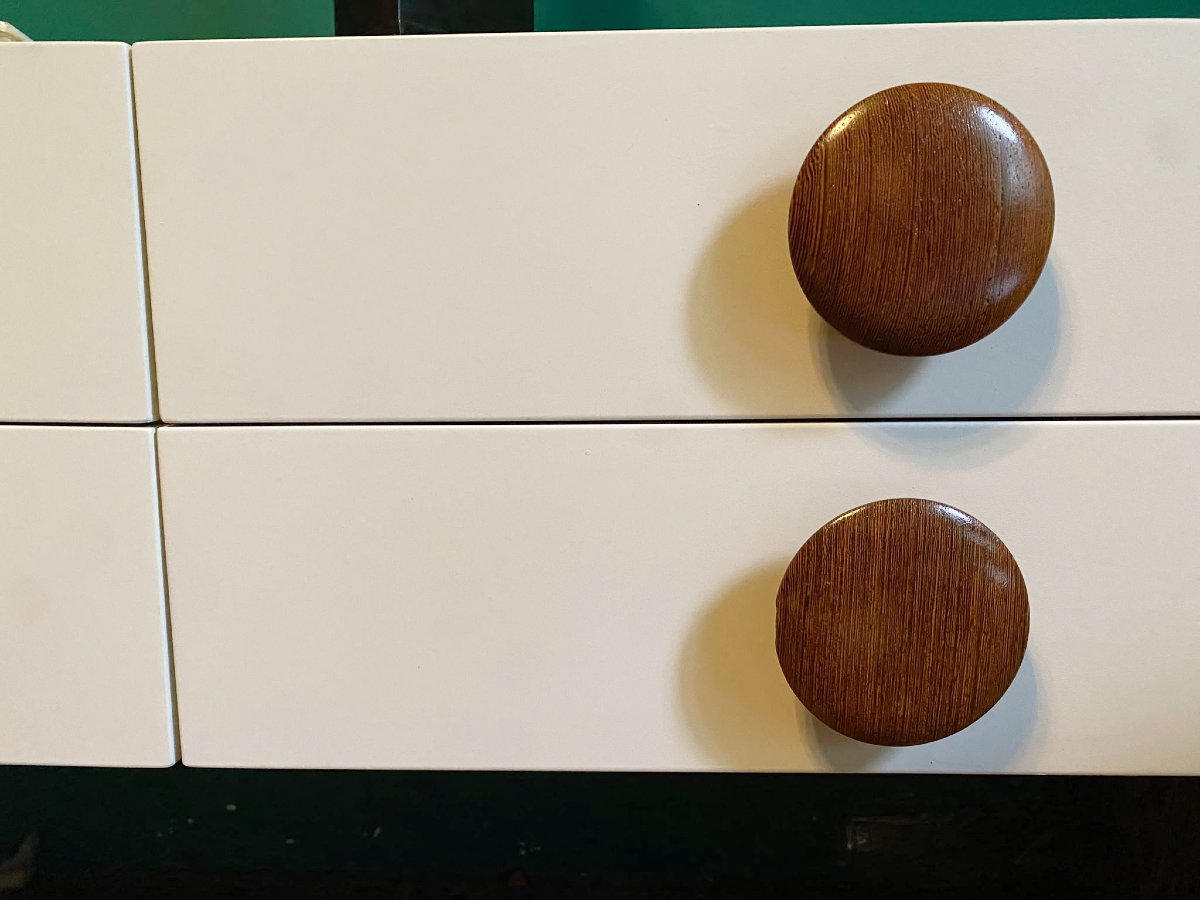 Commode basse moderniste en wengé et verre laqué blanc – Années 1970-photo-1
