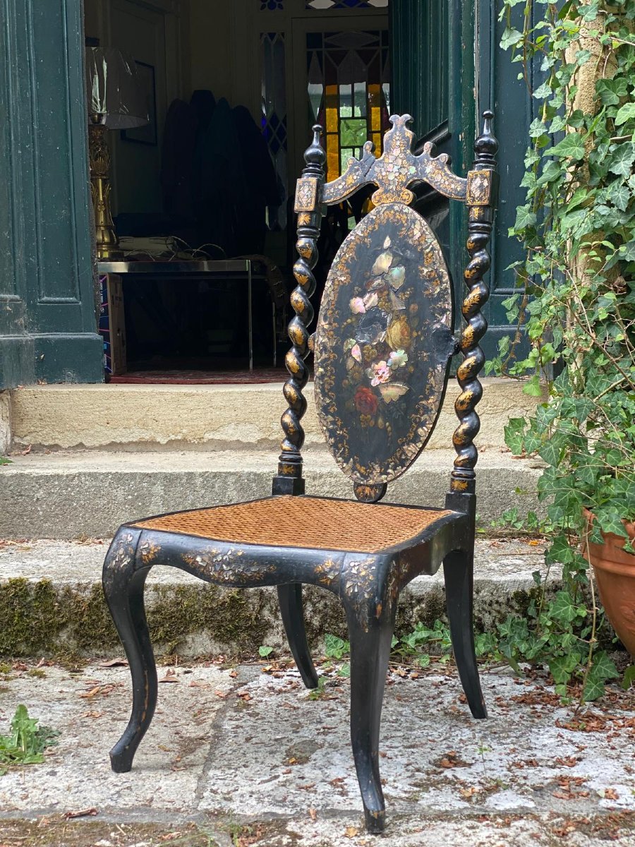 Chaise de nourrice Napoléon III en bois noirci, décor burgauté et fleurs peintes – XIXe siècle