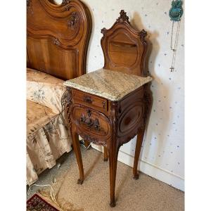 Table de chevet en noyer sculpté et marbre, style Louis XV – XIXe siècle