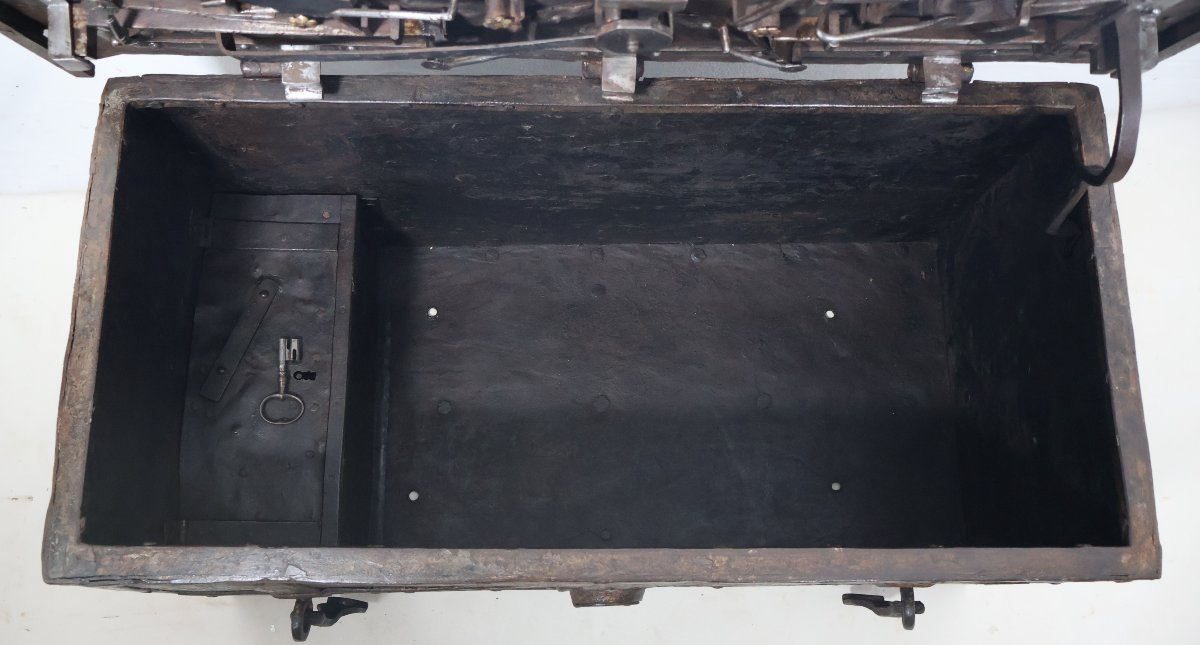 Coffre en fer forgé de Nuremberg époque XVIIème siècle -photo-5