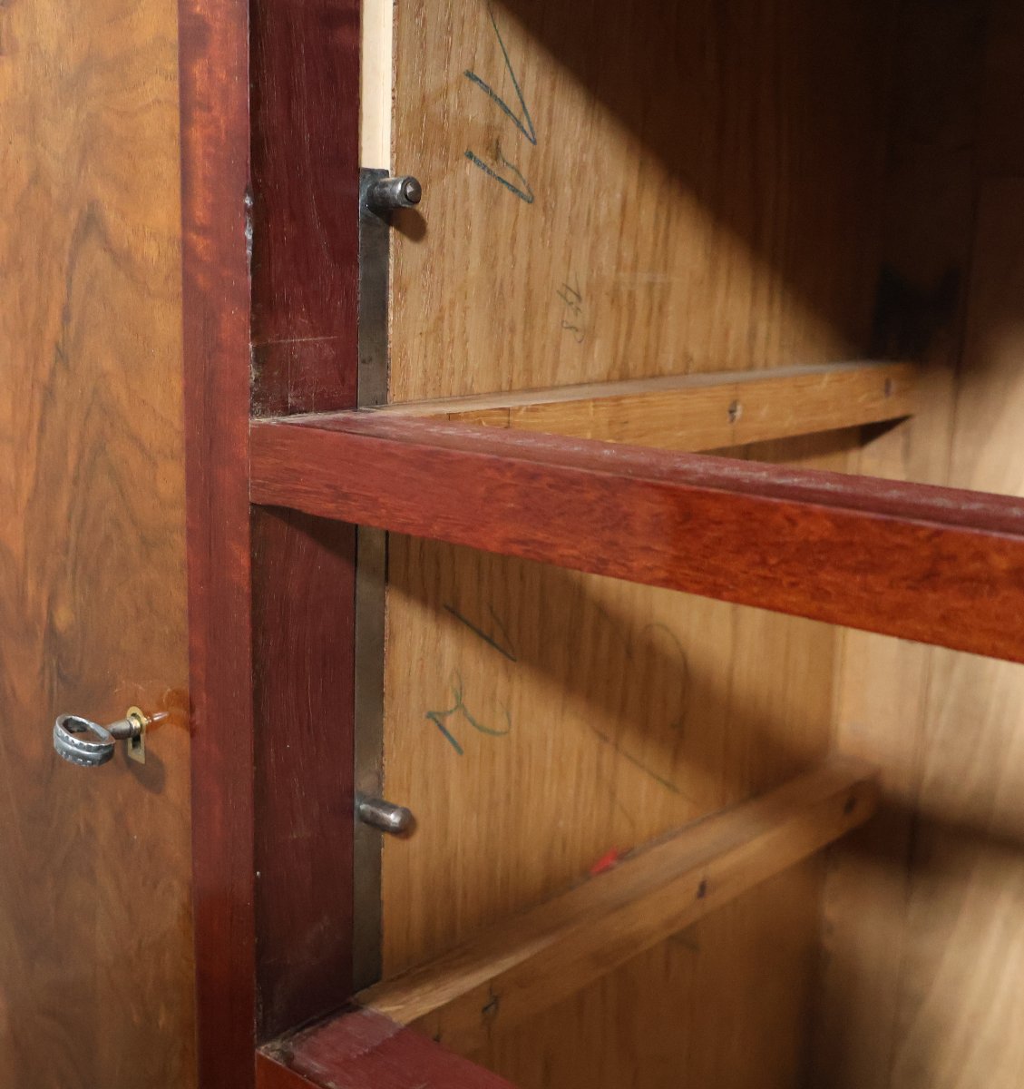 Bibliothèque en noyer Louis Majorelle (1859-1926) époque Art Déco-photo-7