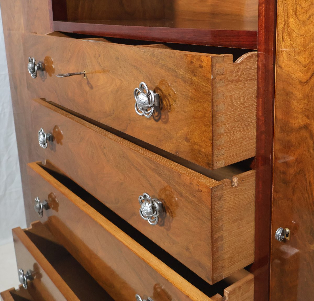 Bibliothèque en noyer Louis Majorelle (1859-1926) époque Art Déco-photo-8