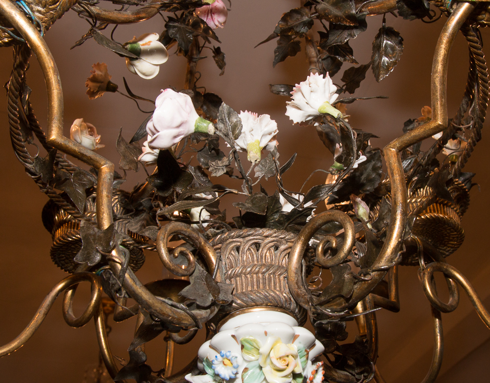 Sheet Metal Chandelier And Porcelain Capodimonte Early XIXth Century-photo-3