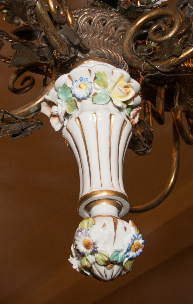 Sheet Metal Chandelier And Porcelain Capodimonte Early XIXth Century-photo-4