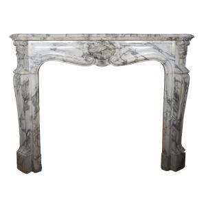 Cheminée style Louis XV en marbre Arabescato fin XIXème siècle
