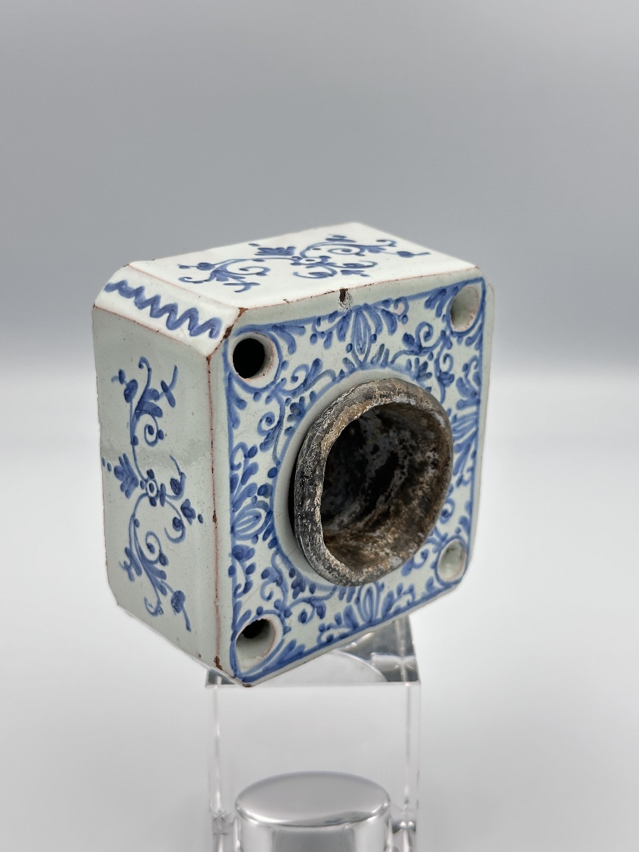 Ancien encrier en Faience d'époque 18 ème godet plomb blanc bleu style de Nevers-photo-1