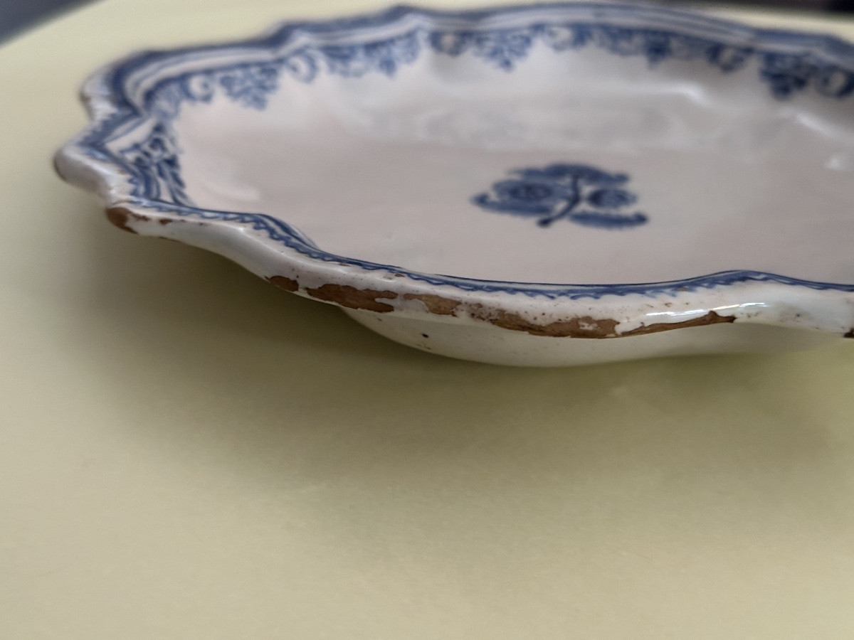  Ancien Plat Chantourné peint décor Blanc Bleu du 18 ème TOULOUSE ARDUS BÉRAIN-photo-1