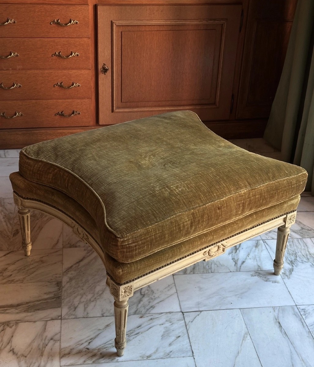 Important Antique Louis XVI Stool In Carved And Lacquered Wood With Fluted Ribbon Detailing, 76cm. Pouf