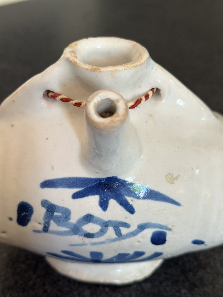 Talking Flask Nevers 18th Century White Travel Flask Blue Earthenware Boy Flask-photo-3