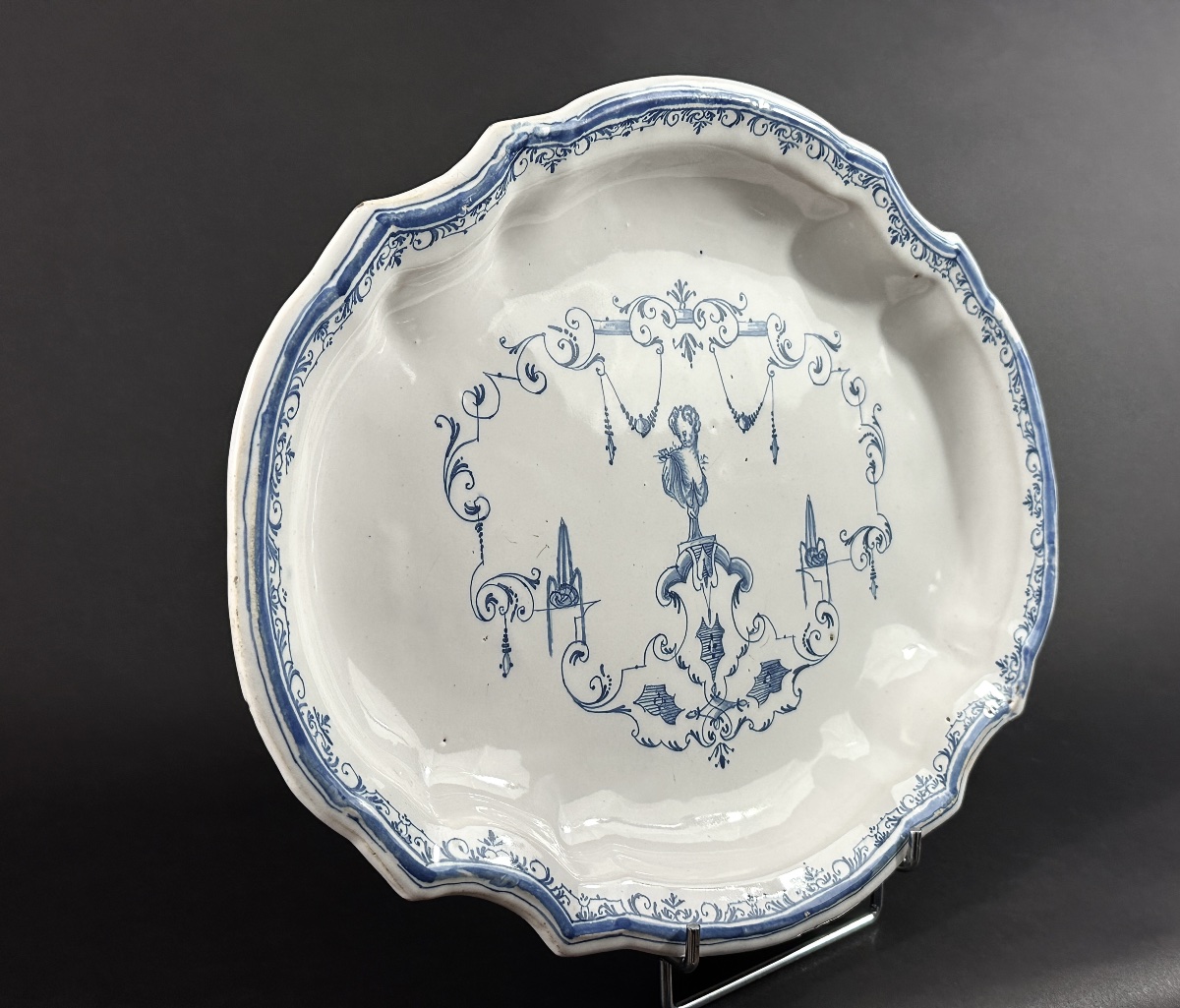 Large 18th Century Earthenware Dish, Decorated With Bérain Blanc Bleu Ardus 43 Cm-photo-2