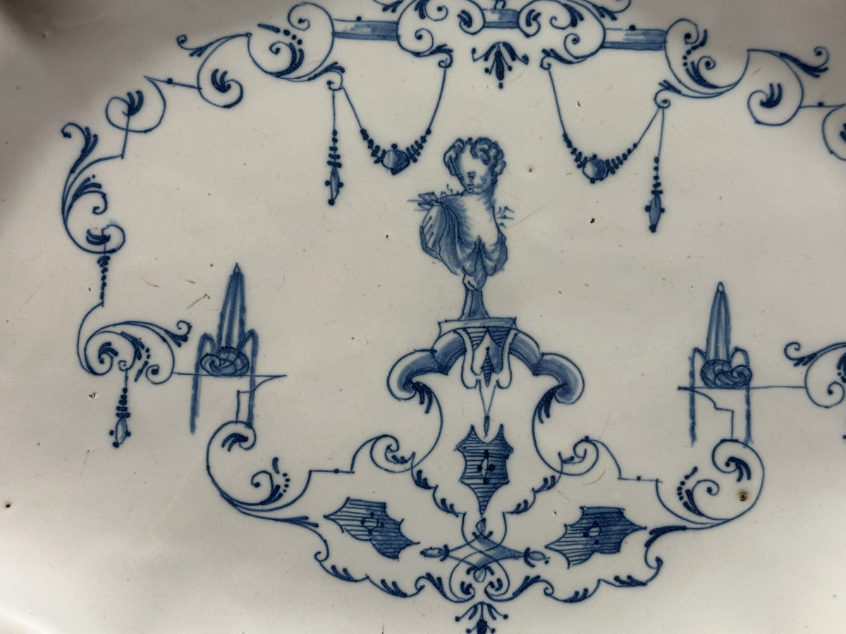 Large 18th Century Earthenware Dish, Decorated With Bérain Blanc Bleu Ardus 43 Cm-photo-3