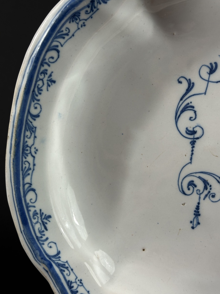 Large 18th Century Earthenware Dish, Decorated With Bérain Blanc Bleu Ardus 43 Cm-photo-4