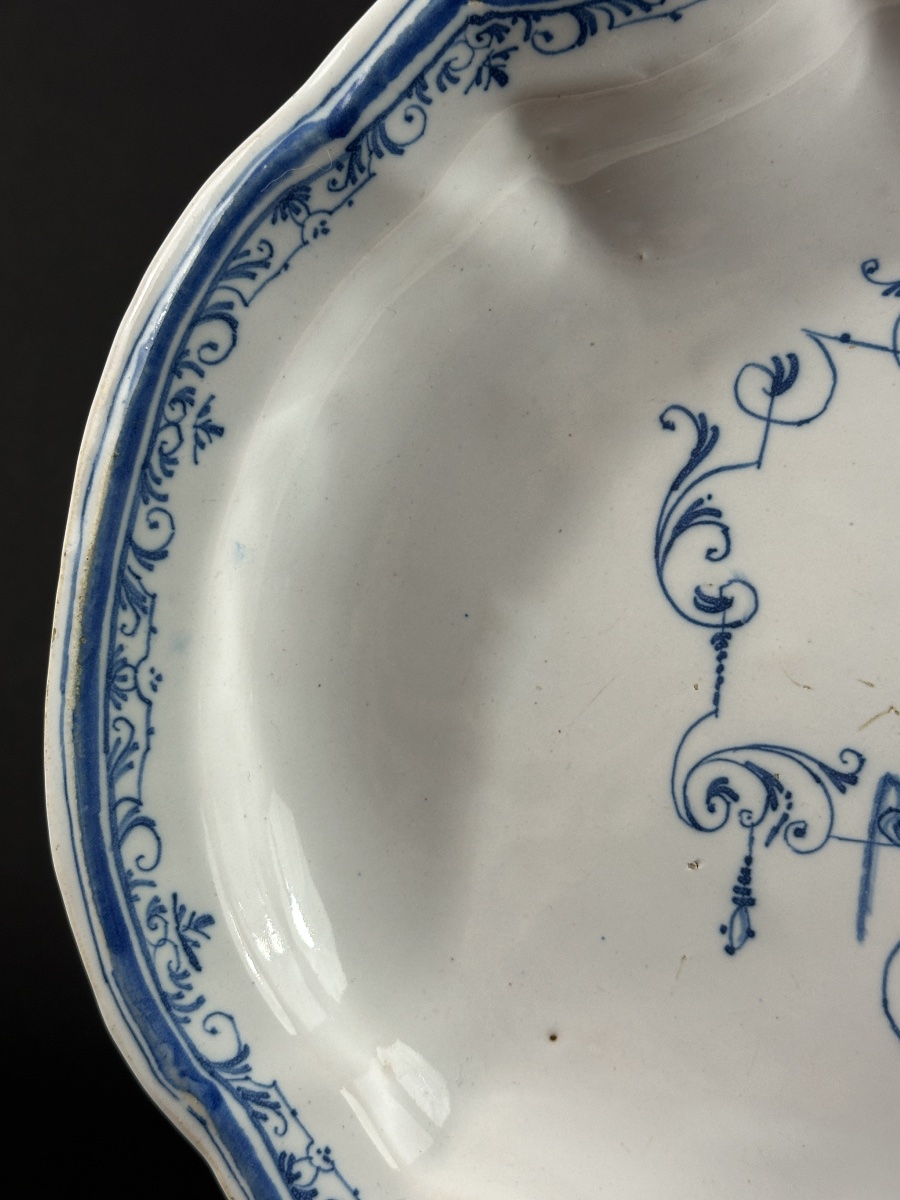 Large 18th Century Earthenware Dish, Decorated With Bérain Blanc Bleu Ardus 43 Cm-photo-1