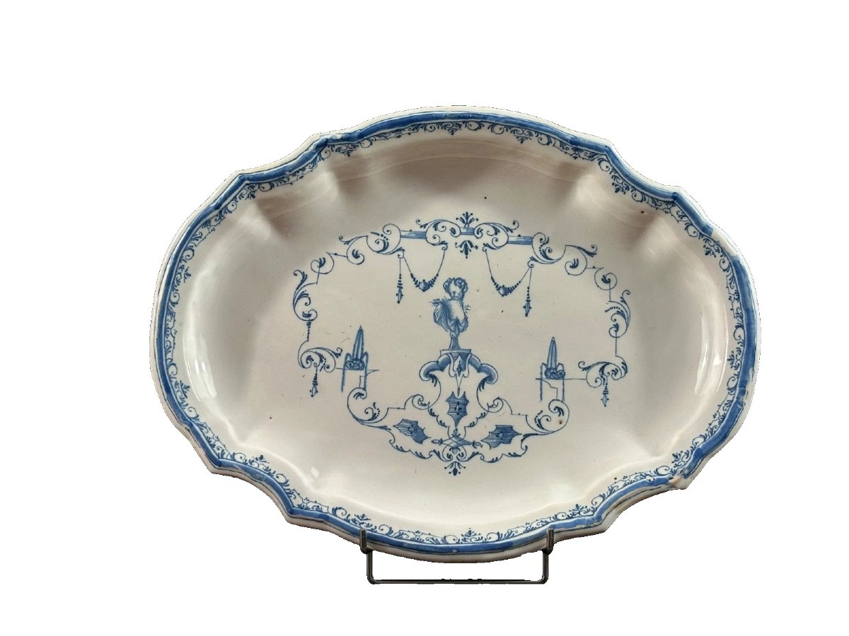 Large 18th Century Earthenware Dish, Decorated With Bérain Blanc Bleu Ardus 43 Cm