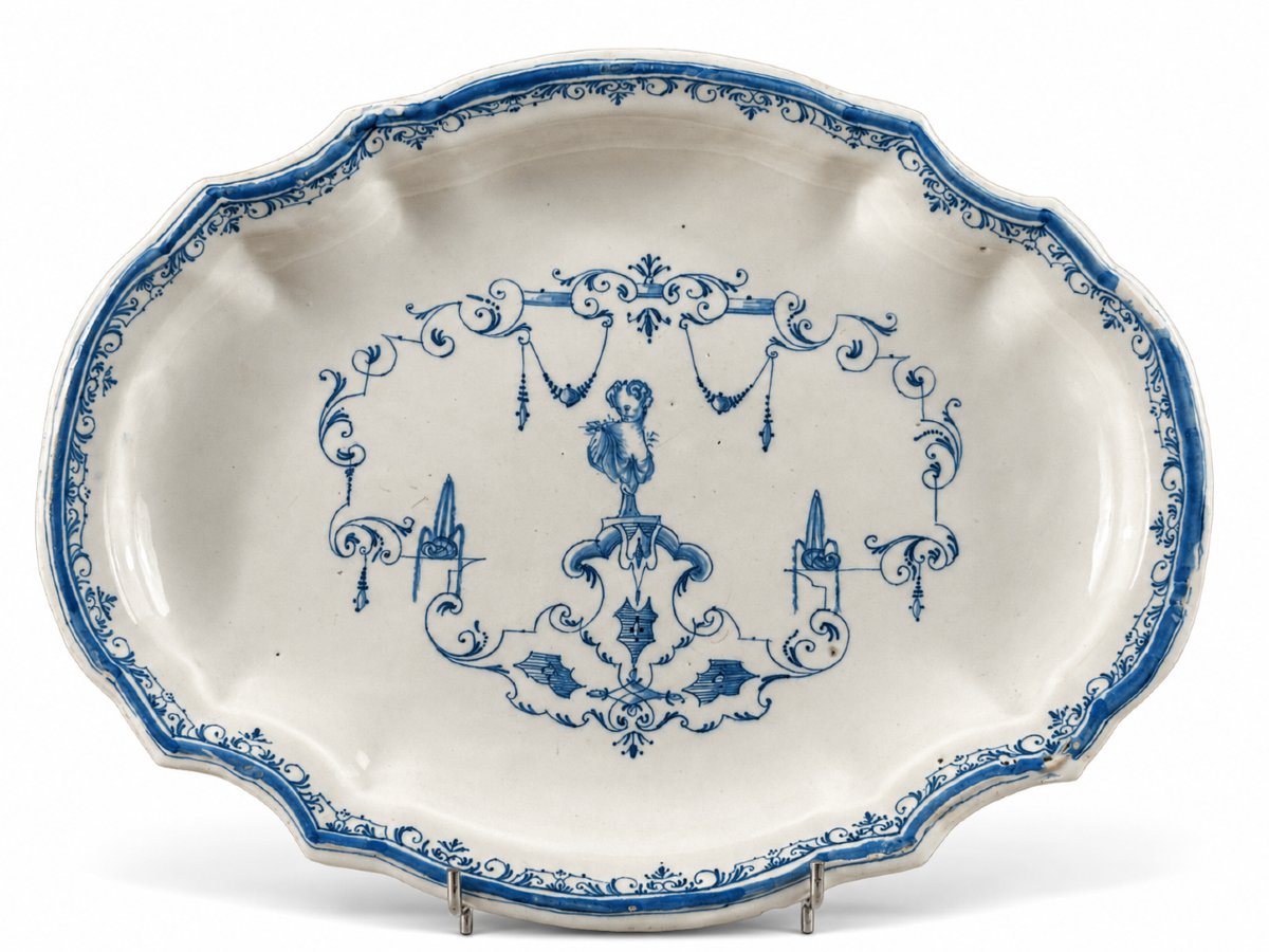 Grand plat en faïence d'époque 18ème décor Bérain blanc bleu Ardus  43 cm