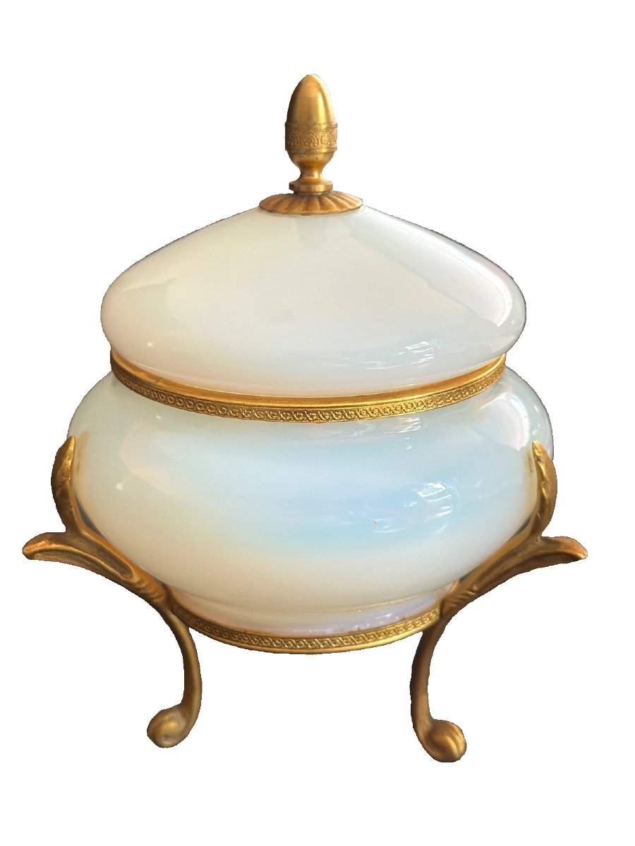 Boîte à bijoux  en opaline blanche opalescente Bronze XIXe