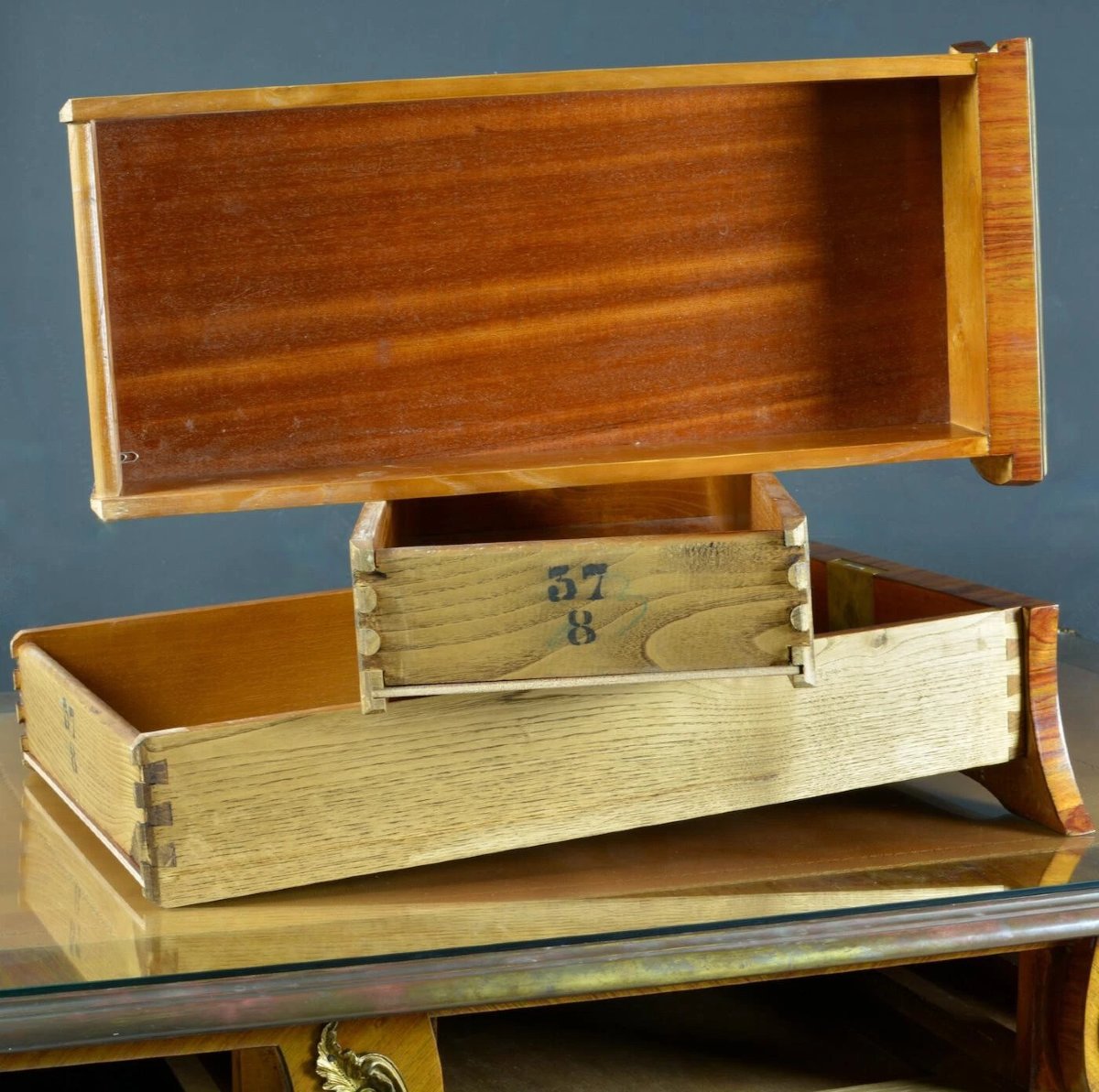 Large Louis XV-style Flat Desk With Gilded Bronze Espagnolette Locks And Marquetry -photo-3