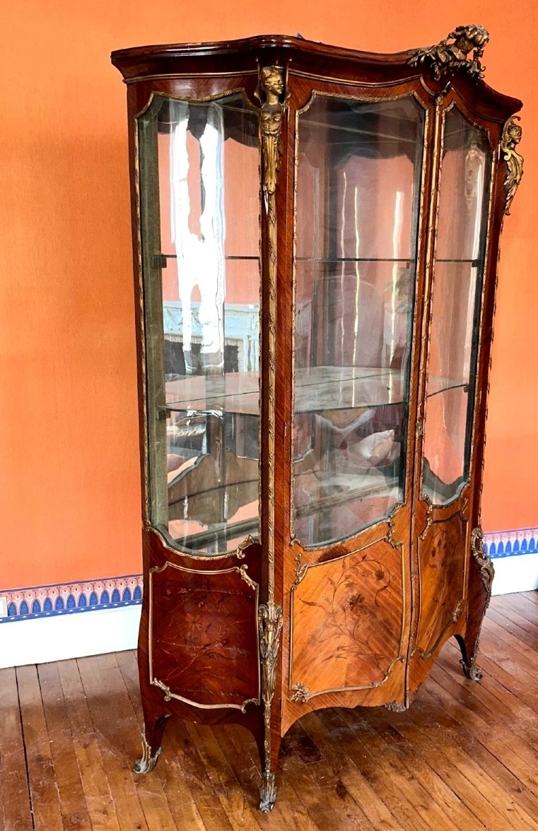 Large Louis XV Display Case With Curved Glass, Marquetry, And Gilded Bronze In The Style Of François Linke, Paris