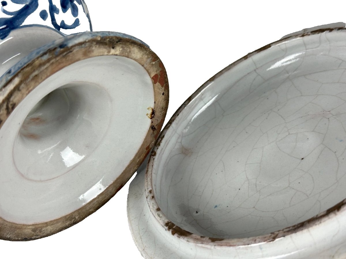 Pair Of 17th-century Earthenware Vases With Lids, Featuring An Antique-style Portrait In A White-and-blue Medallion, 26 Cm -photo-4