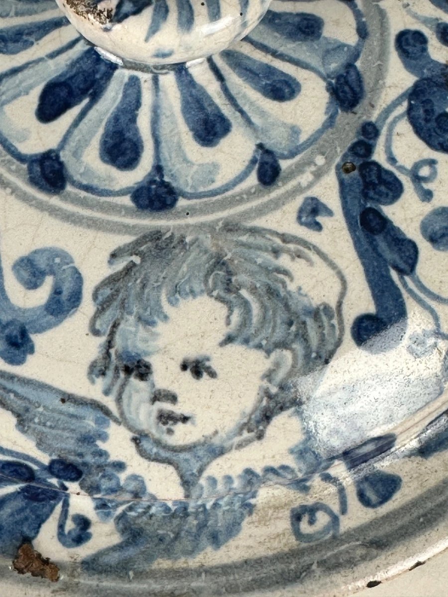 Pair Of 17th-century Earthenware Vases With Lids, Featuring An Antique-style Portrait In A White-and-blue Medallion, 26 Cm -photo-1