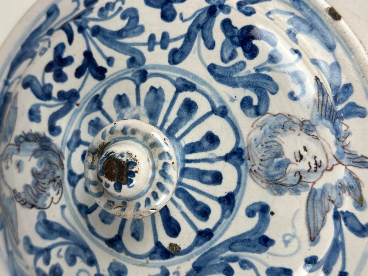 Pair Of 17th-century Earthenware Vases With Lids, Featuring An Antique-style Portrait In A White-and-blue Medallion, 26 Cm -photo-2