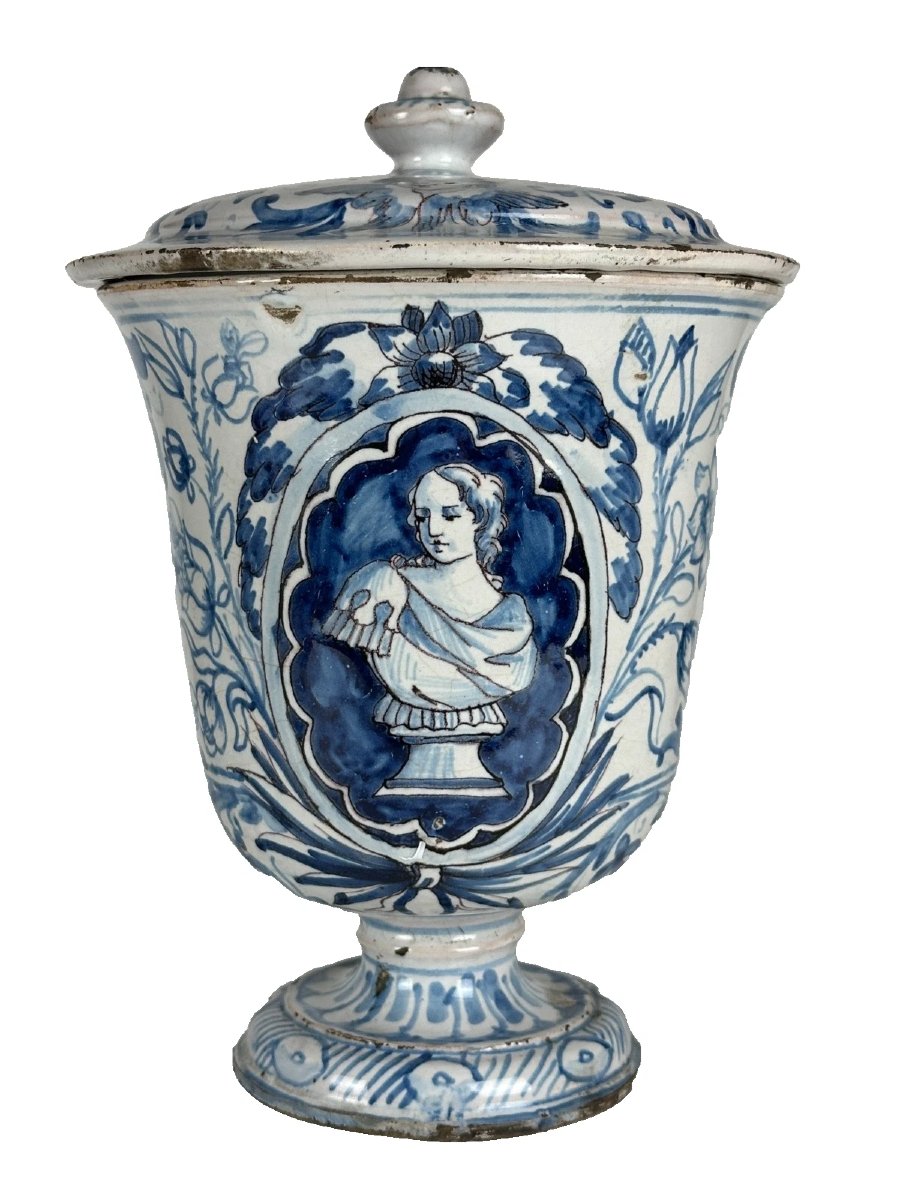 Pair Of 17th-century Earthenware Vases With Lids, Featuring An Antique-style Portrait In A White-and-blue Medallion, 26 Cm -photo-4