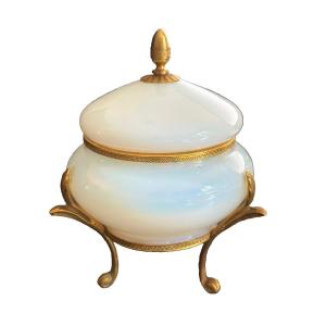Boîte à bijoux  en opaline blanche opalescente Bronze XIXe