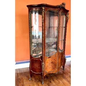 Large Louis XV Display Case With Curved Glass, Marquetry, And Gilded Bronze In The Style Of François Linke, Paris