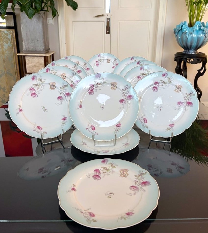 Service Assiettes Plates  En Porcelaine Fine - D&eacute;cor Romantique Fleurs d&#039;&oelig;illets Monogrammes