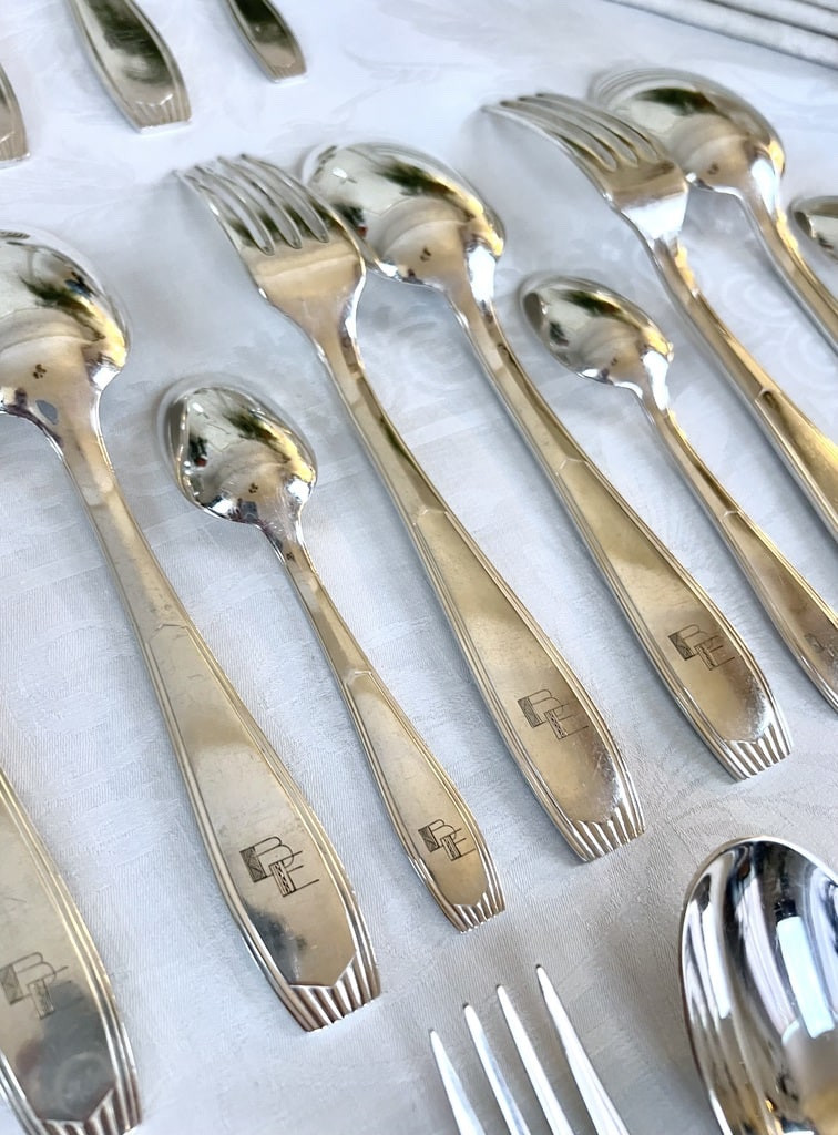 Ménagère Art Déco 38 pièces en Alfénide - Monogrammes - Orfèvre Christofle