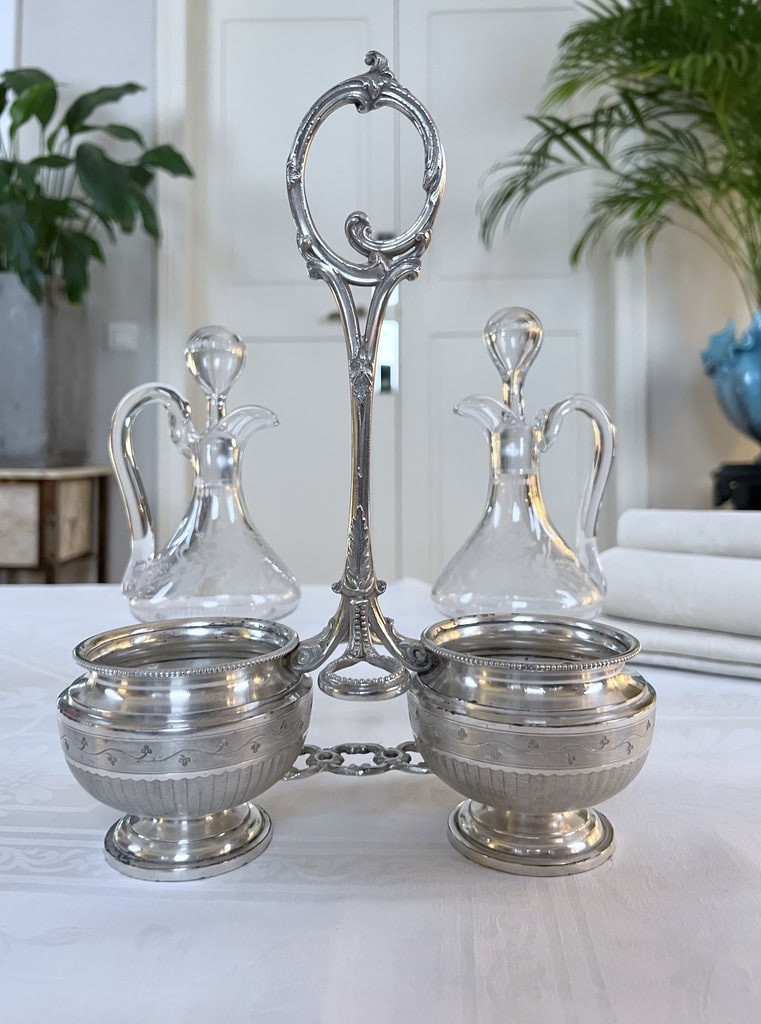 Silver-plated Metal Oil And Vinegar Set - Hand-blown Glass Cruets With Engraved Decoration-photo-3