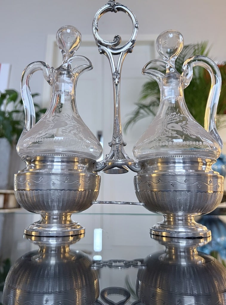 Silver-plated Metal Oil And Vinegar Set - Hand-blown Glass Cruets With Engraved Decoration-photo-1