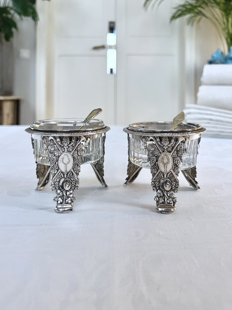 Salerons - Saltcellar And Pepperpot - Silver Plated Regulator With Embossed Vine Motif - Glassware